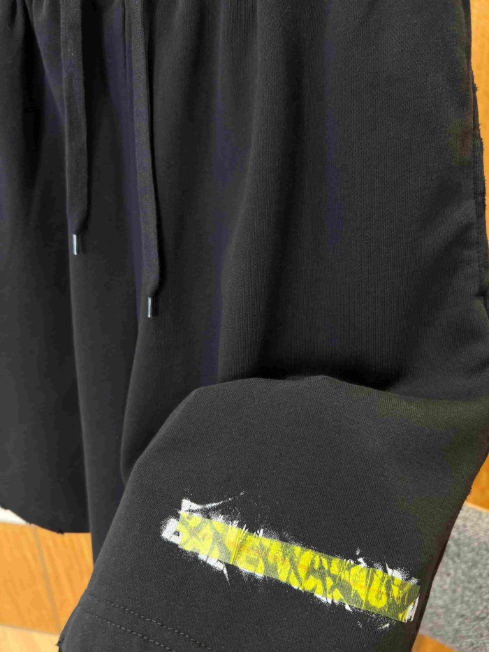 1:1 quality version Drawstring Elastic Waist Raw Edge Hem Cracked Yellow Green Paint Letter Print Wide Leg Five Inch Athletic Sweat Shorts 29321180