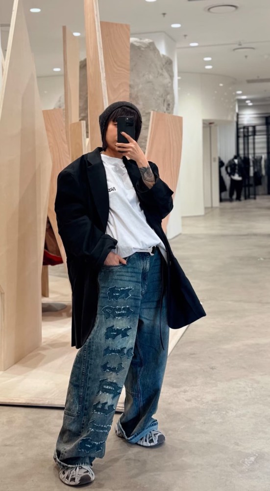 1:1 quality version Heavy Wash Gradient Yellowed Bleach Side Vertical Thorn Gothic Font Patch Stitch High Waist Denim Pants 29321480