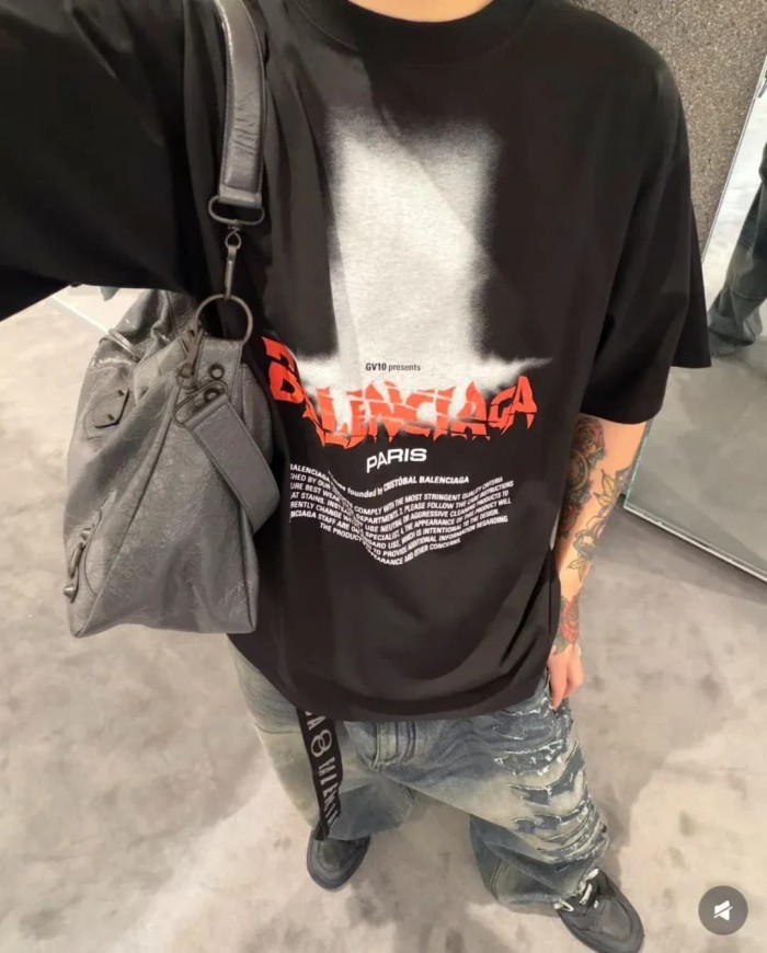 1:1 quality version Dark Style Gradient Top Hat Pattern Red Distorted Font Multi Paragraph English Slogan Print T-shirt 29321109