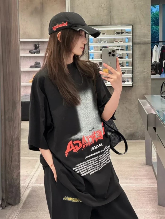 1:1 quality version Dark Style Gradient Top Hat Pattern Red Distorted Font Multi Paragraph English Slogan Print T-shirt 29321109