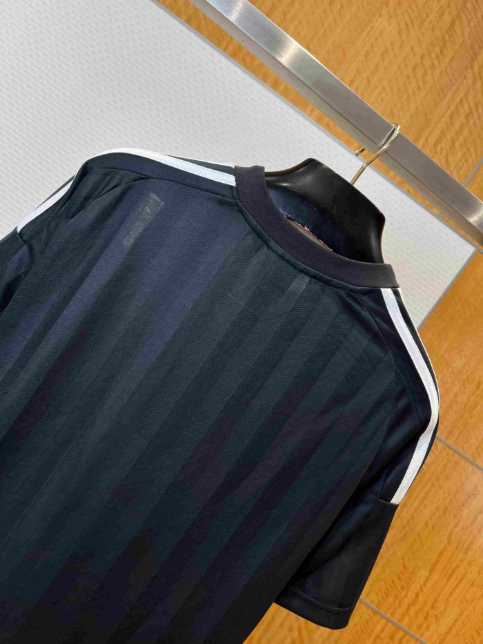 1:1 quality version Black Vertical Stripe V Neck White Trim Raglan Sleeve Soccer Jersey Multi Logo Badge Print Quick Dry T-shirt 29321107