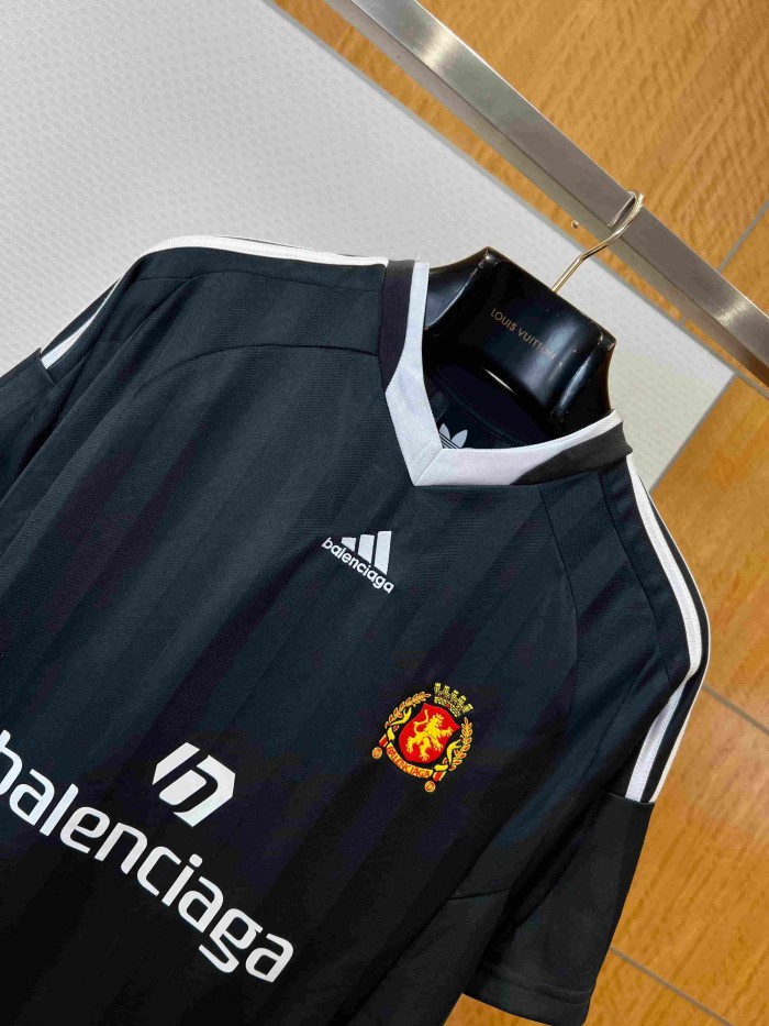 1:1 quality version Black Vertical Stripe V Neck White Trim Raglan Sleeve Soccer Jersey Multi Logo Badge Print Quick Dry T-shirt 29321107