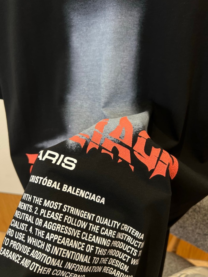 1:1 quality version Dark Style Gradient Top Hat Pattern Red Distorted Font Multi Paragraph English Slogan Print T-shirt 29321109