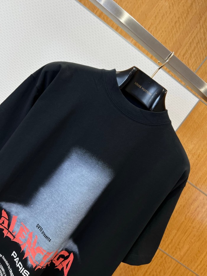 1:1 quality version Dark Style Gradient Top Hat Pattern Red Distorted Font Multi Paragraph English Slogan Print T-shirt 29321109