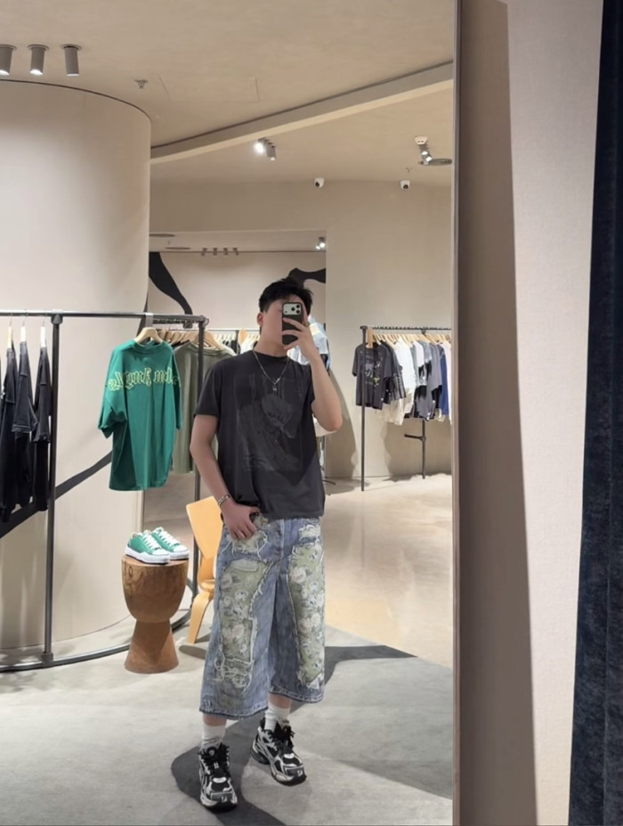 1:1 quality version Heavy Wash Bleach Torn Rip Fray Vintage Floral Lining Patch Baggy Loose Five Inch Denim Bermuda Shorts 29330260