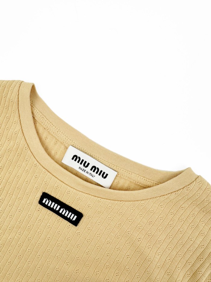 1:1 quality version Miu Woven Label Vertical Eyelet Jacquard Cuff Hem Lace Fringe Slim T-shirt 3 colors 29330298