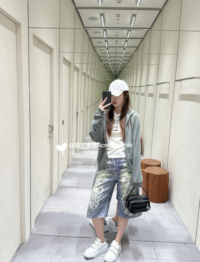 1:1 quality version Heavy Wash Bleach Torn Rip Fray Vintage Floral Lining Patch Baggy Loose Five Inch Denim Bermuda Shorts 29330260