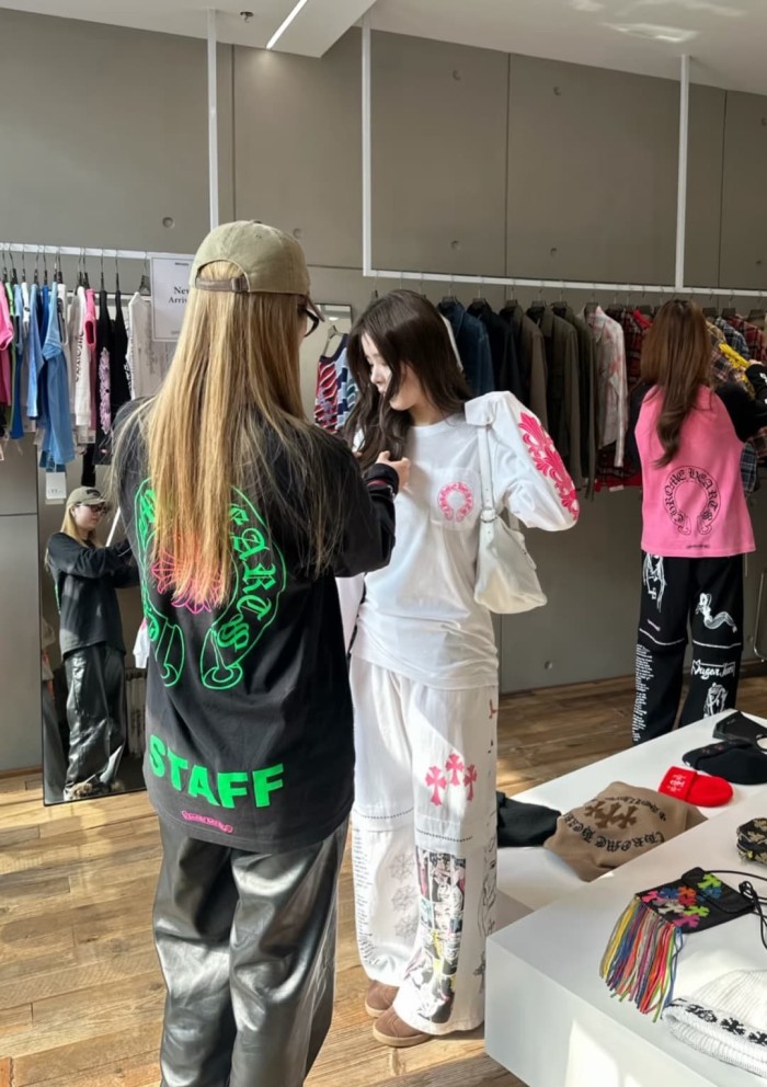 1:1 quality version Back Fluorescent Green Horseshoe STAFF Fluorescent Pink Cross Flower Print Long Sleeve Tee 29334509