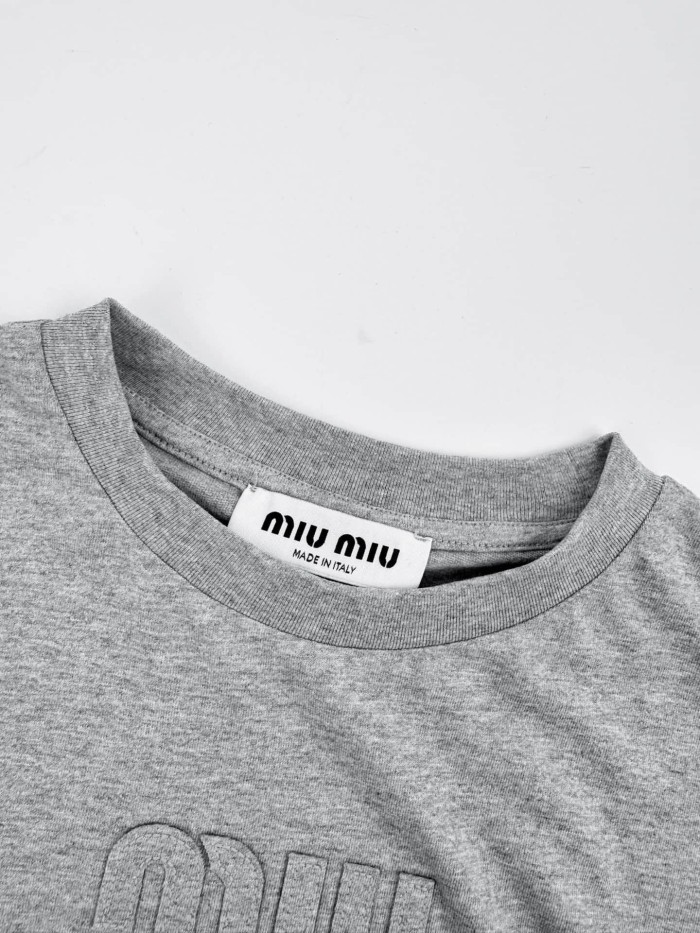 1:1 quality version Front Double Layer Tone On Tone Embossed Letter Girly Slim Versatile Cropped Shoulder T-shirt 29334465