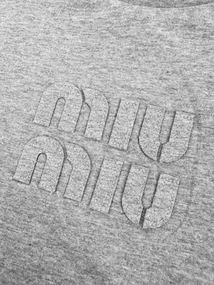 1:1 quality version Front Double Layer Tone On Tone Embossed Letter Girly Slim Versatile Cropped Shoulder T-shirt 29334465