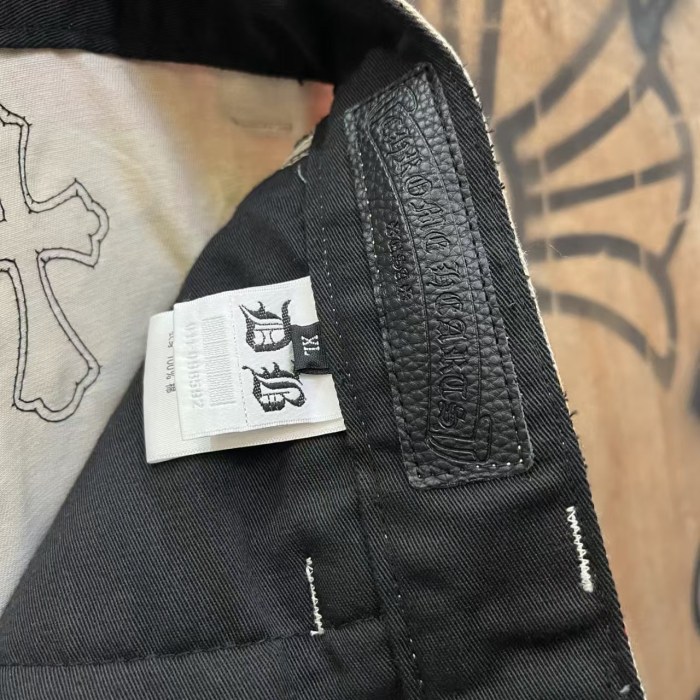 1:1 quality version Distressed Frayed Camo Cross Leather Patch Cargo Shorts 2 colors 29340825