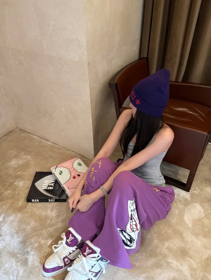 1:1 quality version Streetwear Purple Color Graffiti Slogan Poker Print Wide Leg Drawstring Casual Sweatpants 29392390
