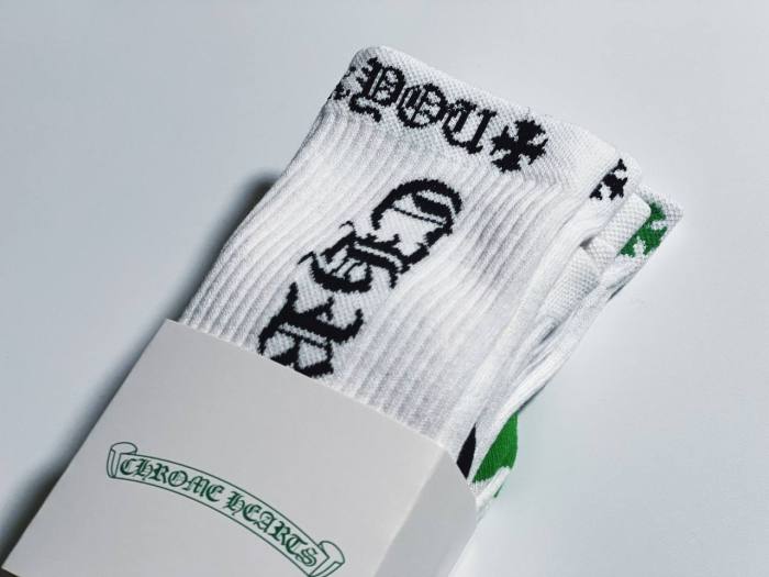 1:1 quality version White Background Gothic Vertical Letter Rib‑Knit Mid‑Crew Socks 3 Pairs Per Card 29399297