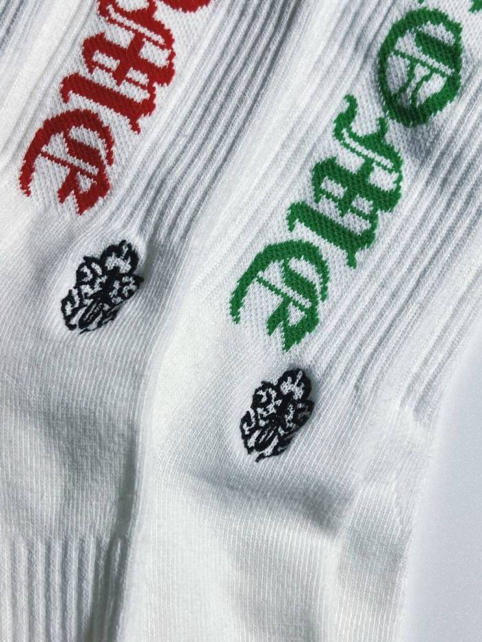 1:1 quality version White Background Gothic Vertical Letter Rib‑Knit Mid‑Crew Socks 3 Pairs Per Card 29399297