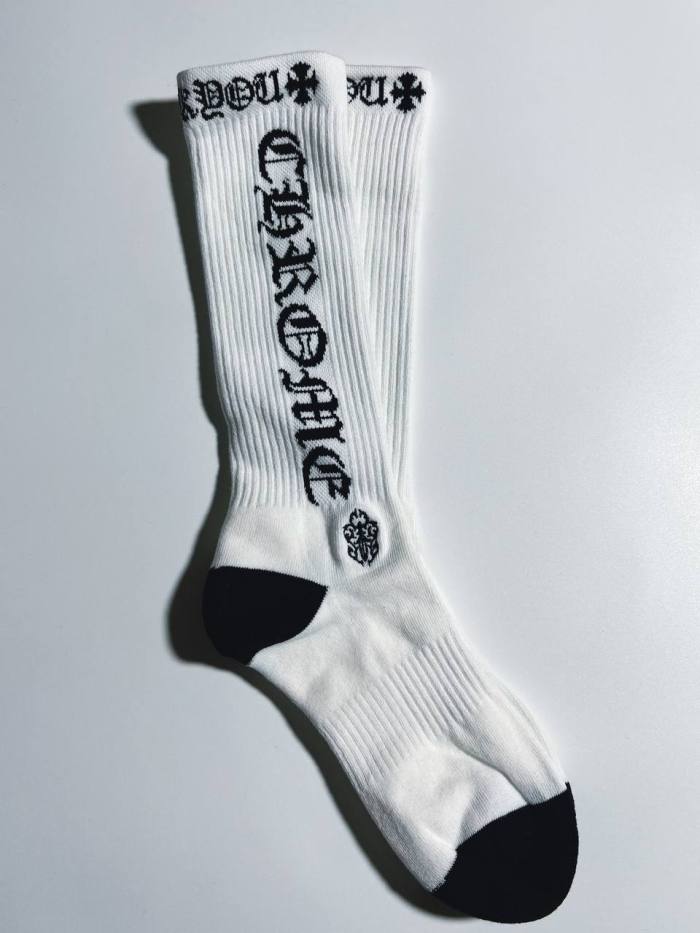 1:1 quality version White Background Gothic Vertical Letter Rib‑Knit Mid‑Crew Socks 3 Pairs Per Card 29399297