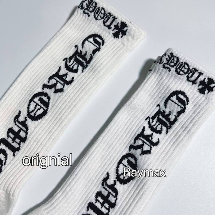 1:1 quality version White Background Gothic Vertical Letter Rib‑Knit Mid‑Crew Socks 3 Pairs Per Card 29399297