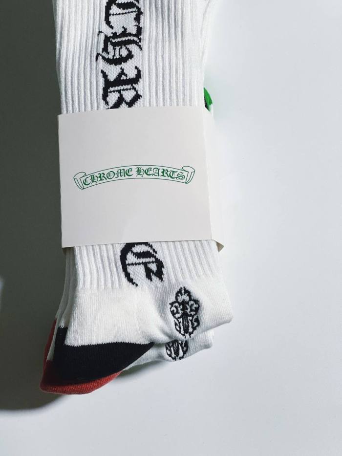 1:1 quality version White Background Gothic Vertical Letter Rib‑Knit Mid‑Crew Socks 3 Pairs Per Card 29399297