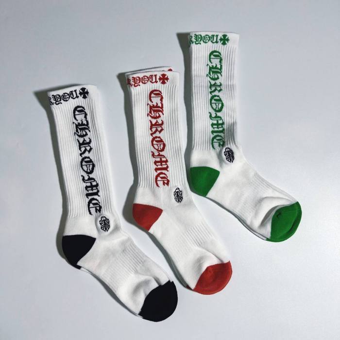 1:1 quality version White Background Gothic Vertical Letter Rib‑Knit Mid‑Crew Socks 3 Pairs Per Card 29399297