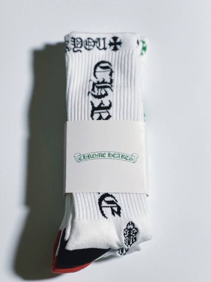 1:1 quality version White Background Gothic Vertical Letter Rib‑Knit Mid‑Crew Socks 3 Pairs Per Card 29399297