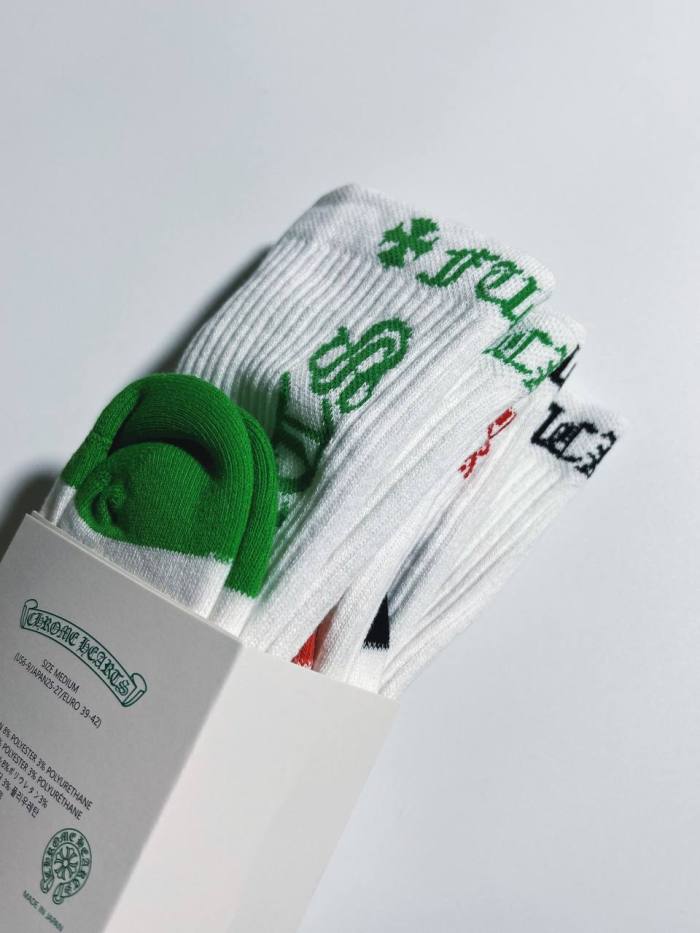 1:1 quality version White Background Gothic Vertical Letter Rib‑Knit Mid‑Crew Socks 3 Pairs Per Card 29399297