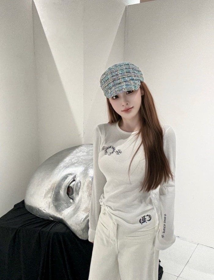 1:1 quality version Horseshoe‑Ring Cross‑Flower‑Slogan‑Prin Waffle Knit Long Sleeve Tee for girls 2 colors 29426217