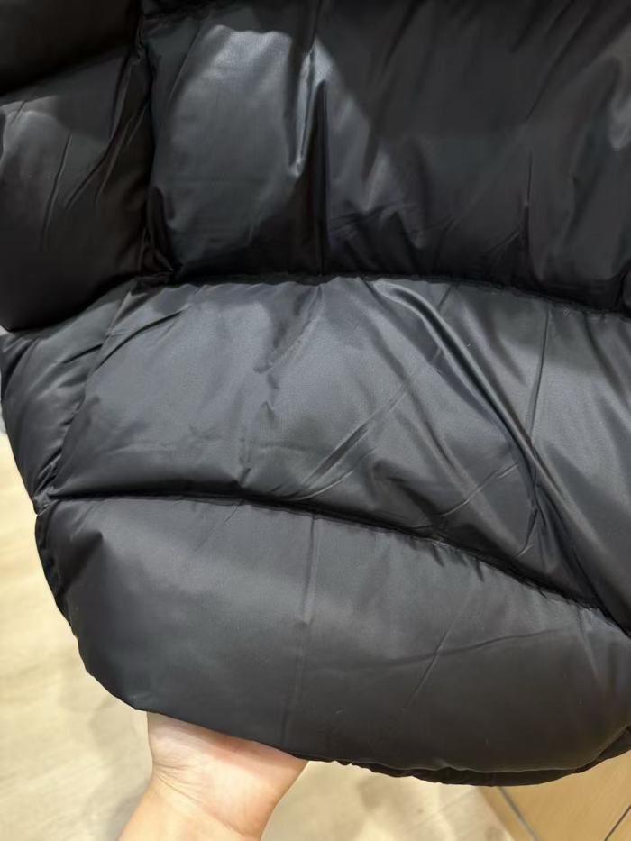 1:1 quality version Curved Quilted Rubber Patch Hooded Zip-Up Down Jacket 29481570