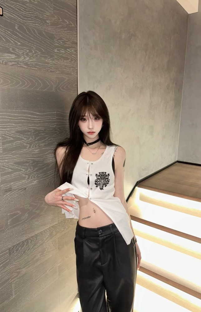 1:1 quality version Sword Vine Shield Emblem Print Silver Pin Ribbed Slim Cropped Tank Top for girls 29495022