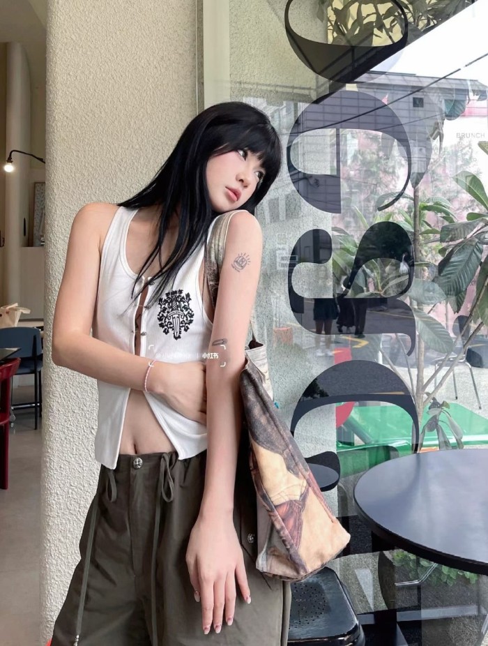 1:1 quality version Sword Vine Shield Emblem Print Silver Pin Ribbed Slim Cropped Tank Top for girls 29495022