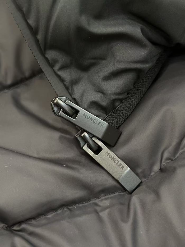 1:1 quality version Solid Color Hooded Badge Zipper Sleeveless Down Vest 2 colors 29495381