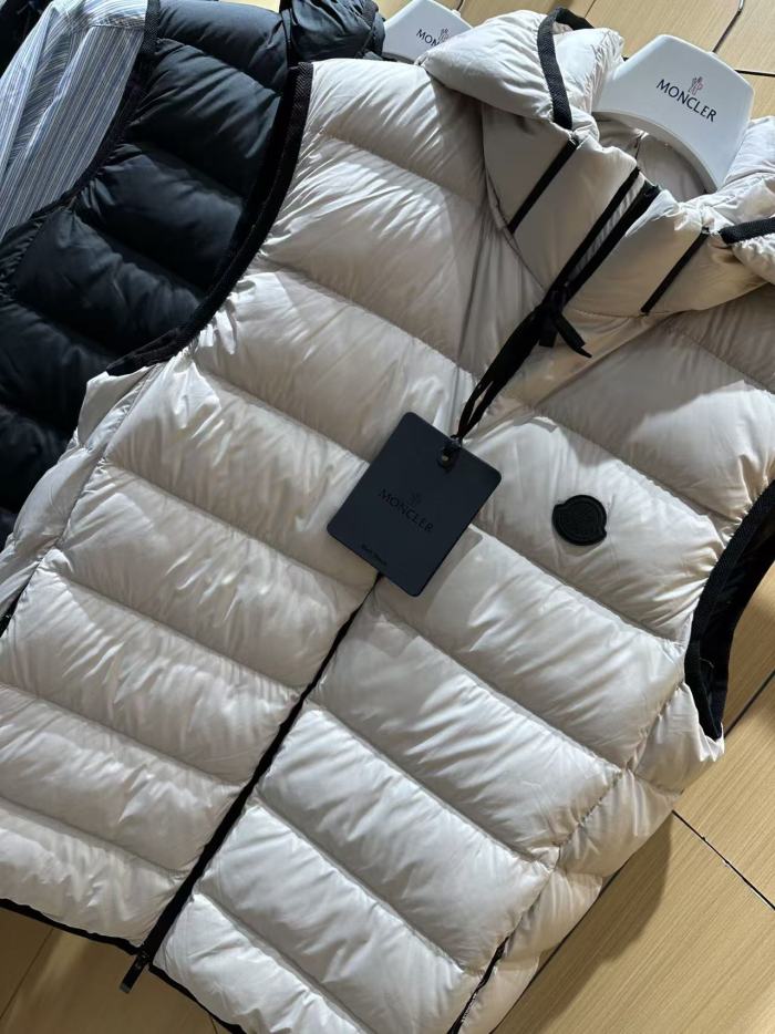 1:1 quality version Solid Color Hooded Badge Zipper Sleeveless Down Vest 2 colors 29495381