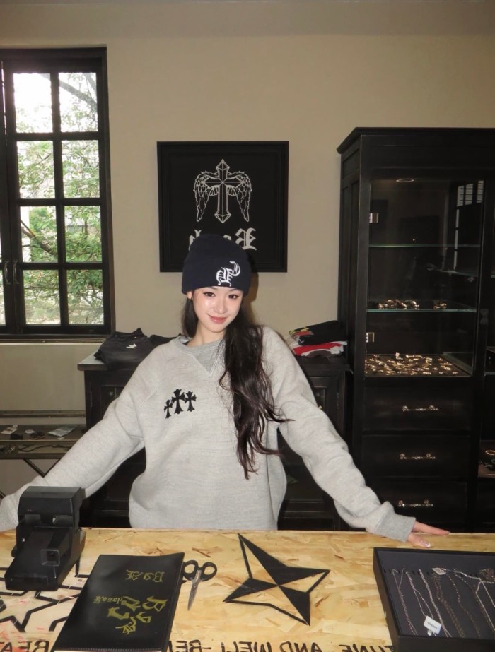 1:1 quality version Black Cross Chest Embroidery Back CH Gothic Script Crewneck Sweatshirt 29527486