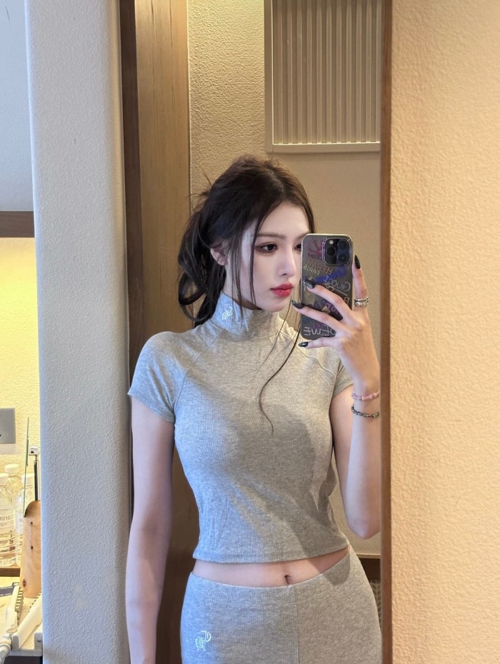 1:1 quality version Mock Neck Collar CH Script Embroidery Hem Cross Flower Tee for girls 3 colors 29527352