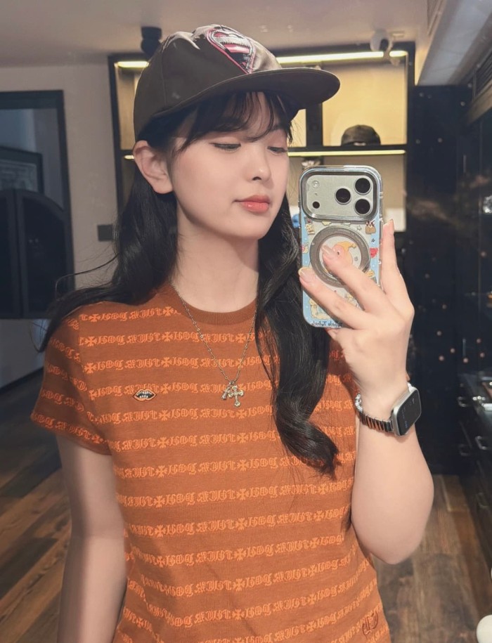 1:1 quality version Brown All Over CH Letter Cross Jacquard Stripe Cropped Tee for girls 29527336