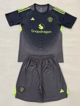 25-26 Man Utd Black GoalKeeper Kids Soccer Jersey (绿标)