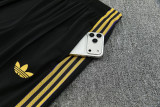 26-27 Man Utd Black Short shirts and Long trousers Suit (圆领)
