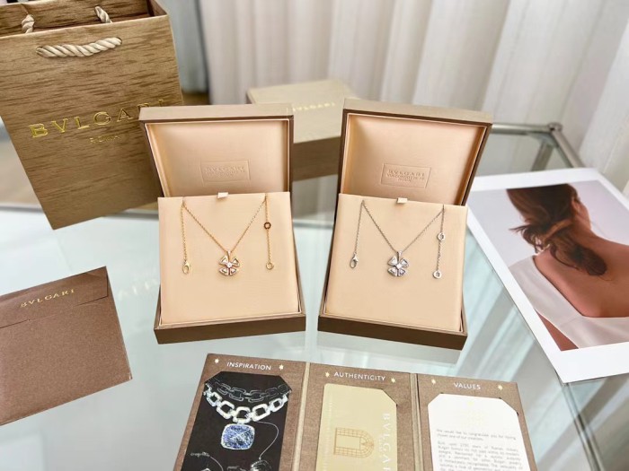 Van Cleef&Arpels Women's Brass Necklace #nigo82322