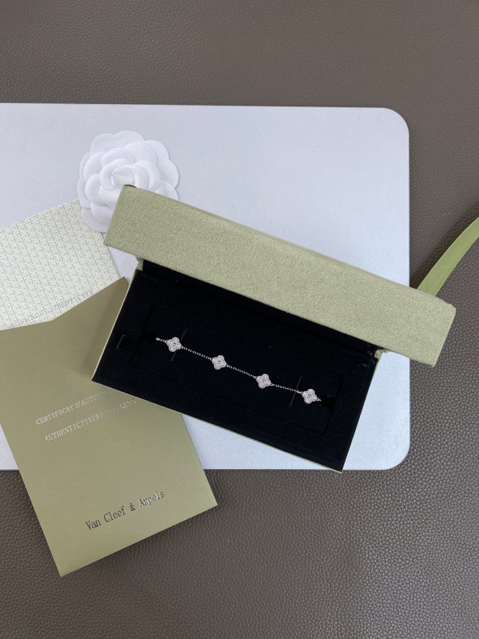 VanCleef&Arpels Women's Silver Decorative Bracelet #nigo56936