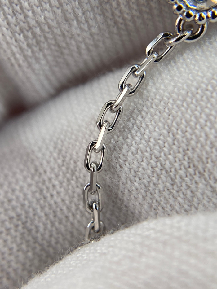 VanCleef&Arpels Women's Silver Decorative Bracelet #nigo56936