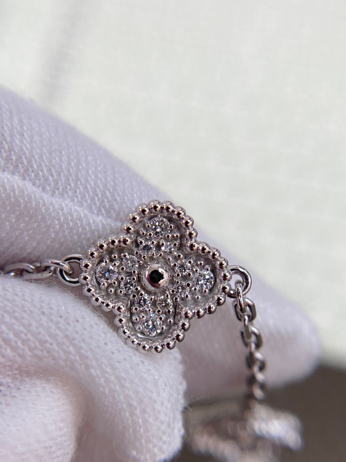VanCleef&Arpels Women's Silver Decorative Bracelet #nigo56936