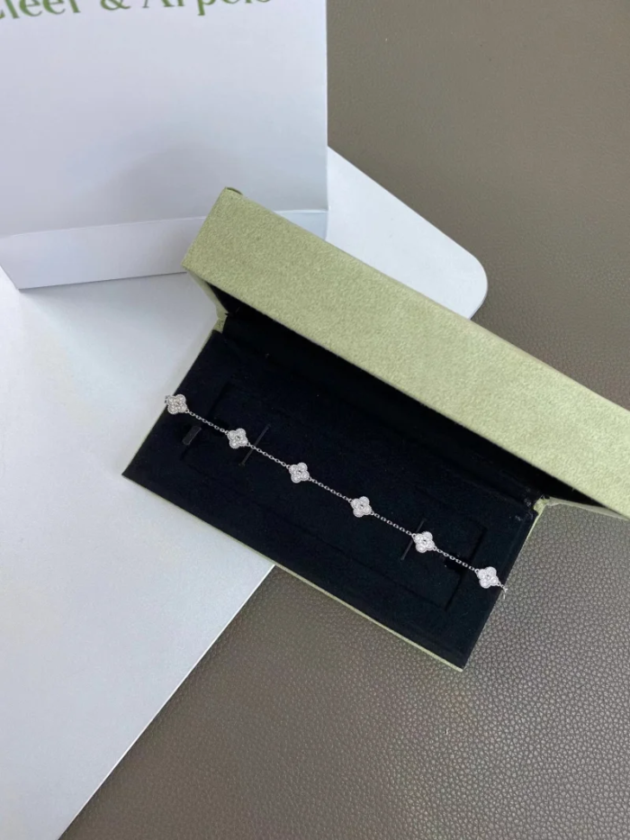 VanCleef&Arpels Women's Silver Decorative Bracelet #nigo56936