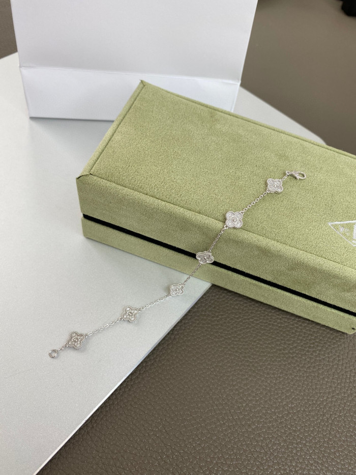 VanCleef&Arpels Women's Silver Decorative Bracelet #nigo56936