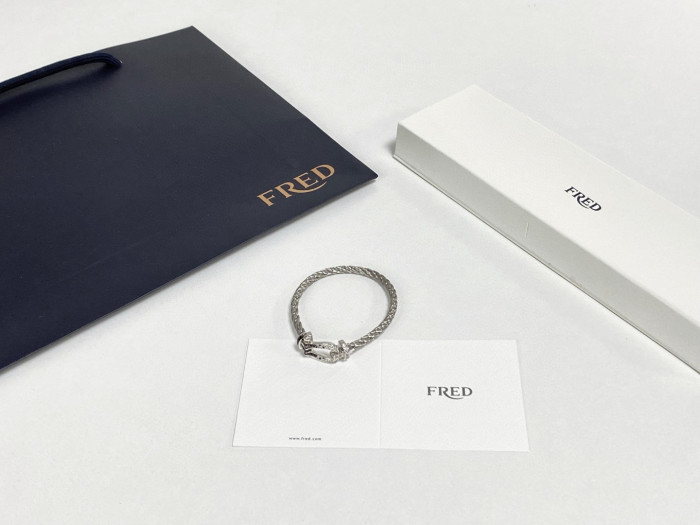 Fred Horseshoe Buckle Bracelet Jewelery #nigo96537