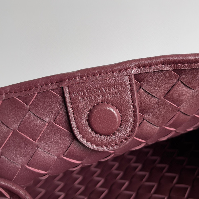 Bottega Veneta Leather Woven Hand Bag #nigo21992