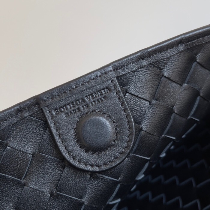 Bottega Veneta Leather Woven Hand Bag #nigo21992