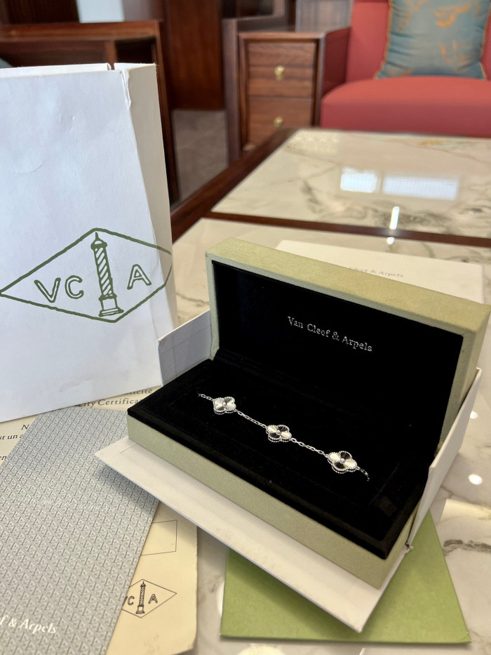 NIGO Van Cleef&Arpels Four Leaf Clover Bracelet Jewelry #nigo96931