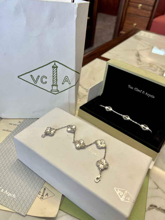 NIGO Van Cleef&Arpels Four Leaf Clover Bracelet Jewelry #nigo96931