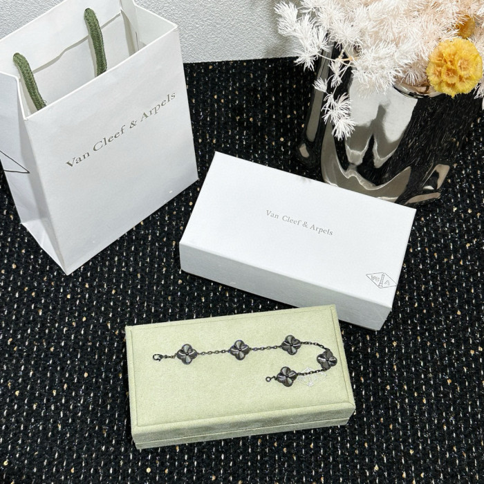 NIGO Van Cleef&Arpels Four Leaf Clover Bracelet Jewelry #nigo97466