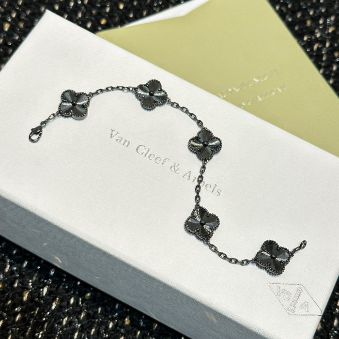 NIGO Van Cleef&Arpels Four Leaf Clover Bracelet Jewelry #nigo97466