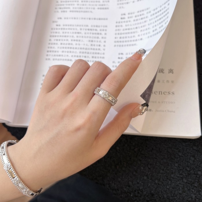 NIGO Van Cleef&Arpels Women's And Men's Four Leaf Clover Set Diamond Rings Luxurious Fashionable And Elegant Jewelry Accessories Ngvp #nigo8397