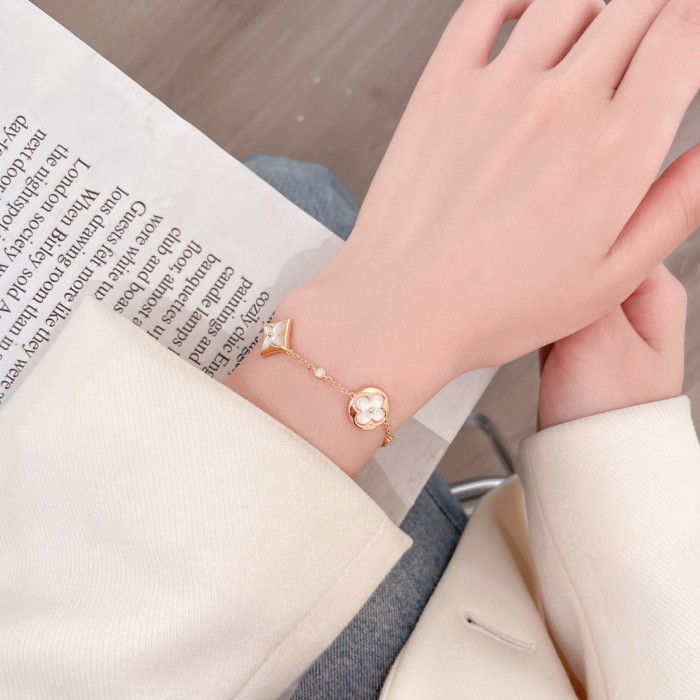 NIGO Louis Vuitton COLOR BLOSSOM BB MULTI-MOTIFS Women's Shell Diamond Set Bracelet Jewelry #nigo72411